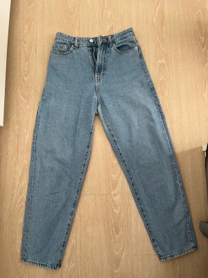 Jeans - Vanliga high waist jeans, använda många gånger men inget fel på dem.