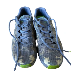 Nike free 3.0 - Gröna & grå träningsskor. Skick: 5/10 använda, strl 45, skriv privat för mer info💘