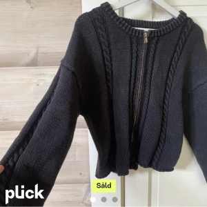 Kofta med dragkedja - Så snygg mörkblå kofta med dragkedja, najs till hösten. Frakt ingår inte (LÅNADE BILDER)