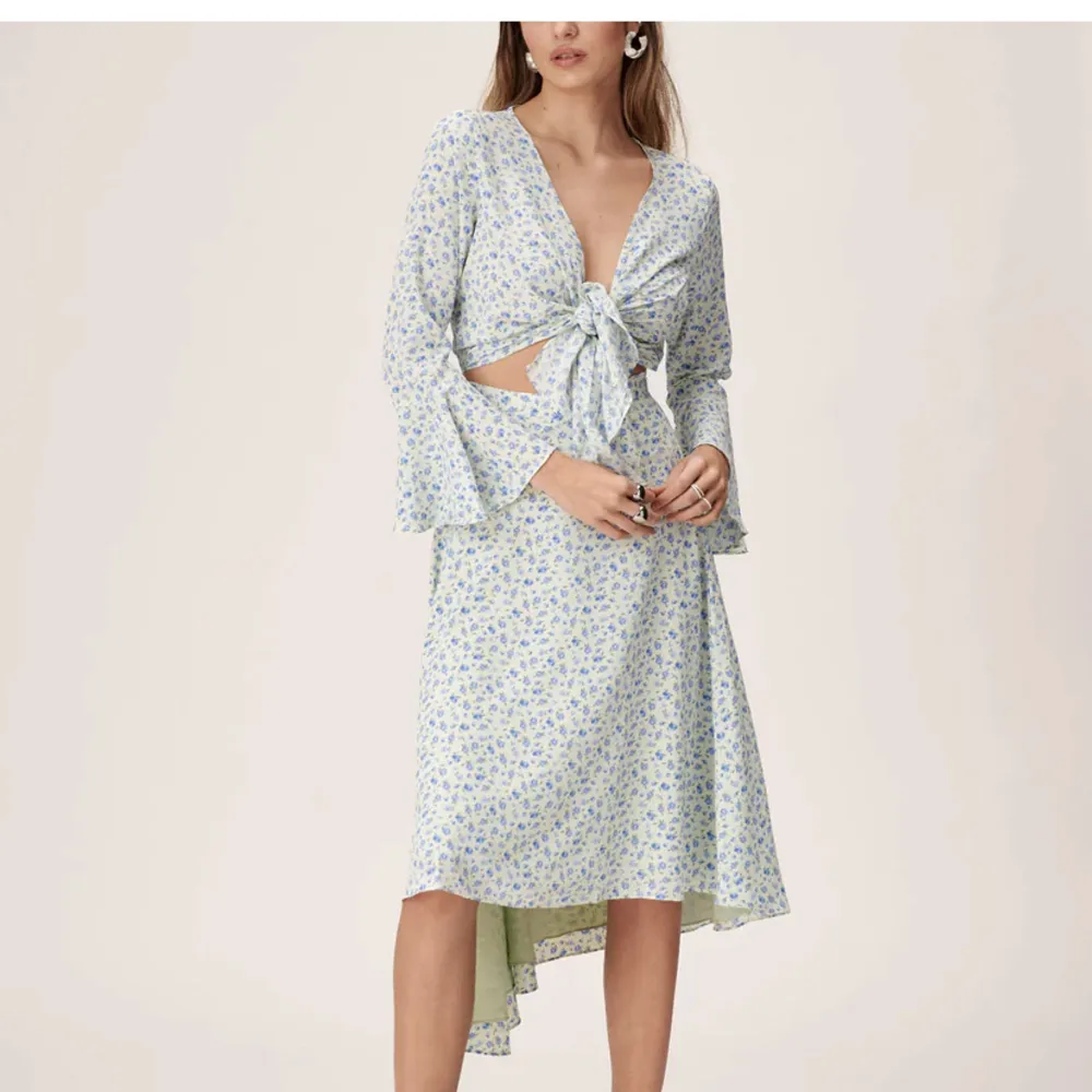 Super fin klänning från adoore💕. Aldrig använd, köpt i början på sommaren. Storlek 36 (Är ganska liten i midjan så snarare kanske en 34/36) Orginalpriset är 1495 kr. Klänningar.