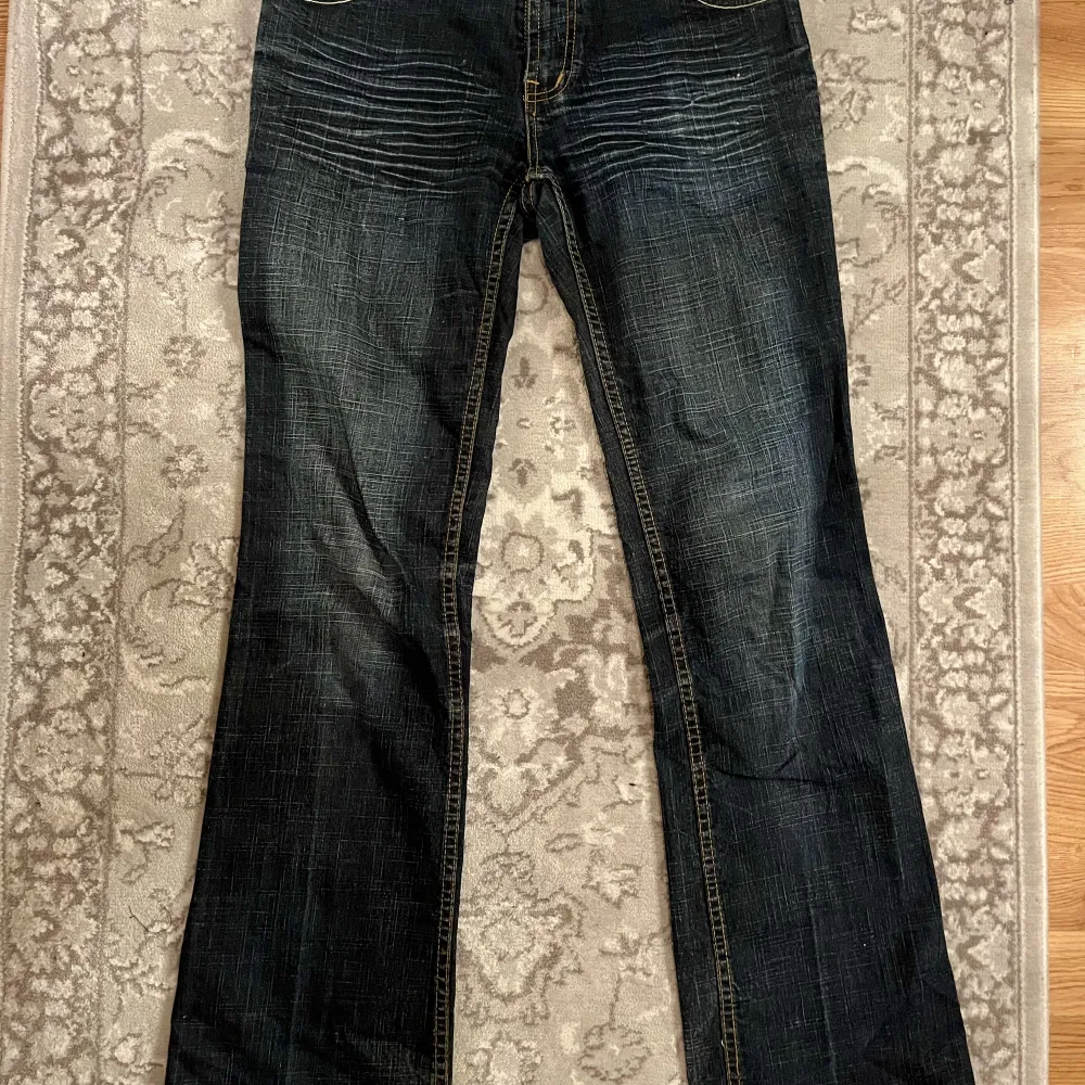 Jättefina y2k jeans som inte kommer till användning längre. Dom sitter snyggt och midjemåttet är 80cm och ytterbenslängden är 99cm. Kom dm för fler bilder och använd gärna köp nu!🌟🌟. Jeans & Byxor.