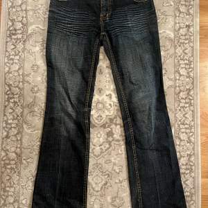 Jättefina y2k jeans som inte kommer till användning längre. Dom sitter snyggt och midjemåttet är 80cm och ytterbenslängden är 99cm. Kom dm för fler bilder och använd gärna köp nu!🌟🌟