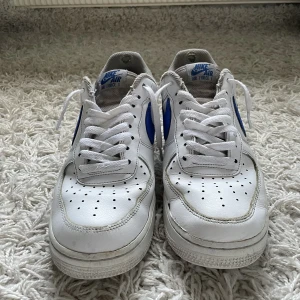 Air force 1s, - Väl använda så jag säljer billigt, de är rengjorda och skosnöreena är tvättade, hör av dig om du har frågor! 