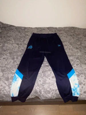 Marseille Trackpants - Äkta, köpta på zalando för 800kr. Storlek L, knappt använda. 