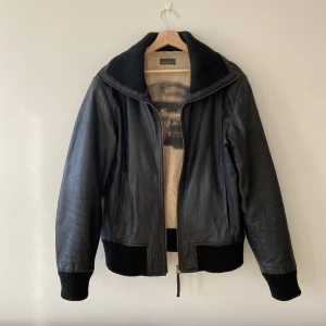 Vintage svart skinnjacka - En fett snygg skinnjacka i fint skick. Knappt använd. Tre fickor på insidan av jackan varav två är på vänster sida. Märket är Rock’n blue, nypris på dessa jackor ligger runt 2000-5000 kr. För fler bilder eller mått kontakta mig ⭐️