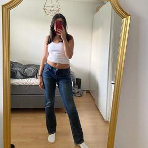 Lågmidjade Levis jeans i storleken 30;32 Bra i längden på mig som är 171