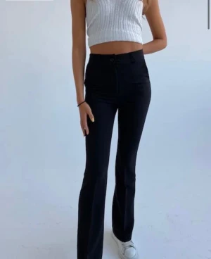 Design by si kostymbyxor  - Design by si konstymbyxor, strl S helt oanvända lappen sitter kvar