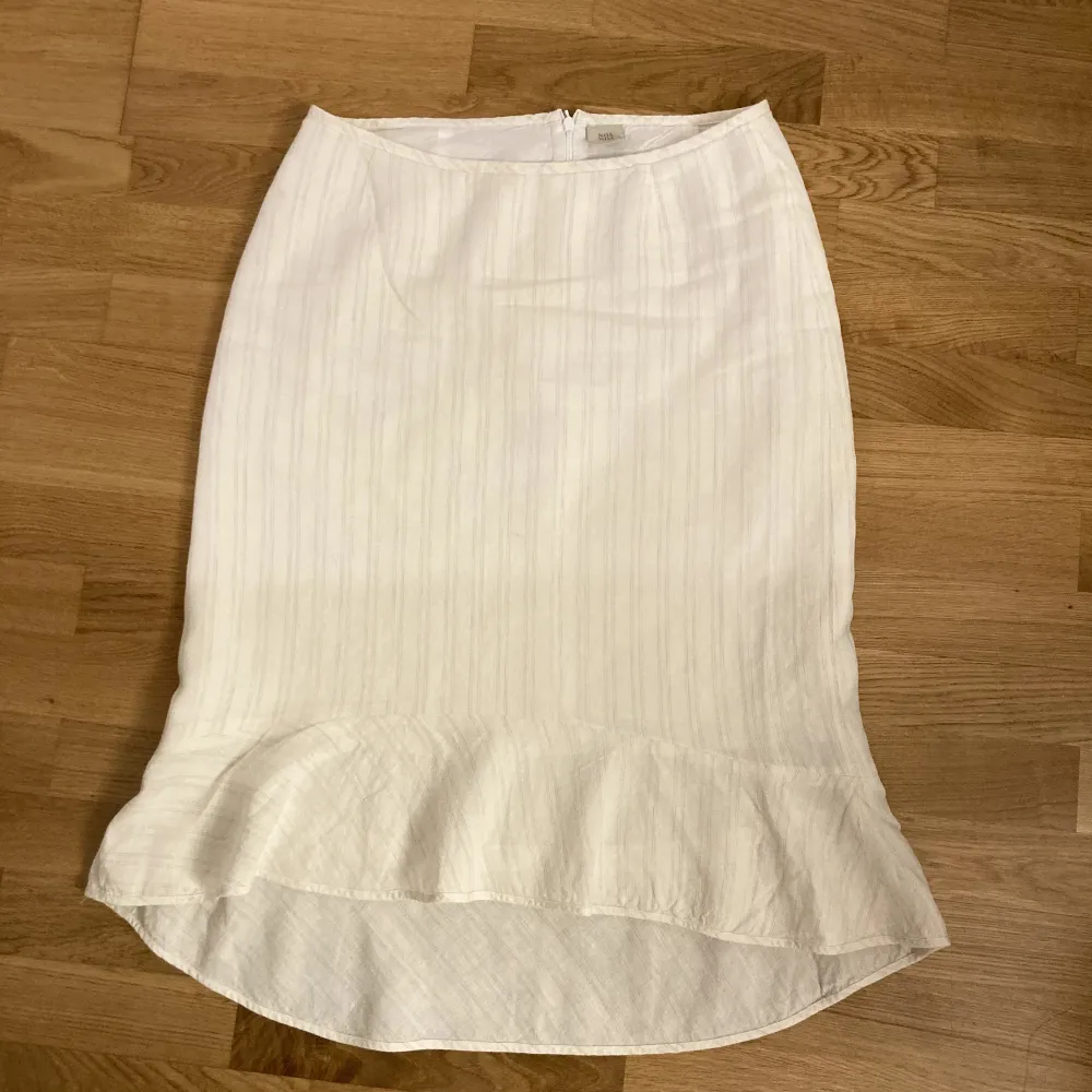 Söt randig vit kjol från noanoa i storlek L, aldrig använd. Kjolar.