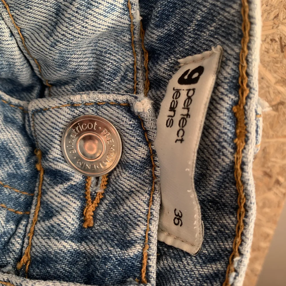 Ett par jätte fina blåa jeans från Gina tricot, säljer för att de inte passar mig längre ❤️ (kontakta för fler bilder). Jeans & Byxor.
