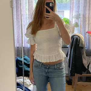 Vit volangtopp  - Säljer min fina vita volangtopp! 100kr pris kan diskuteras!💕
