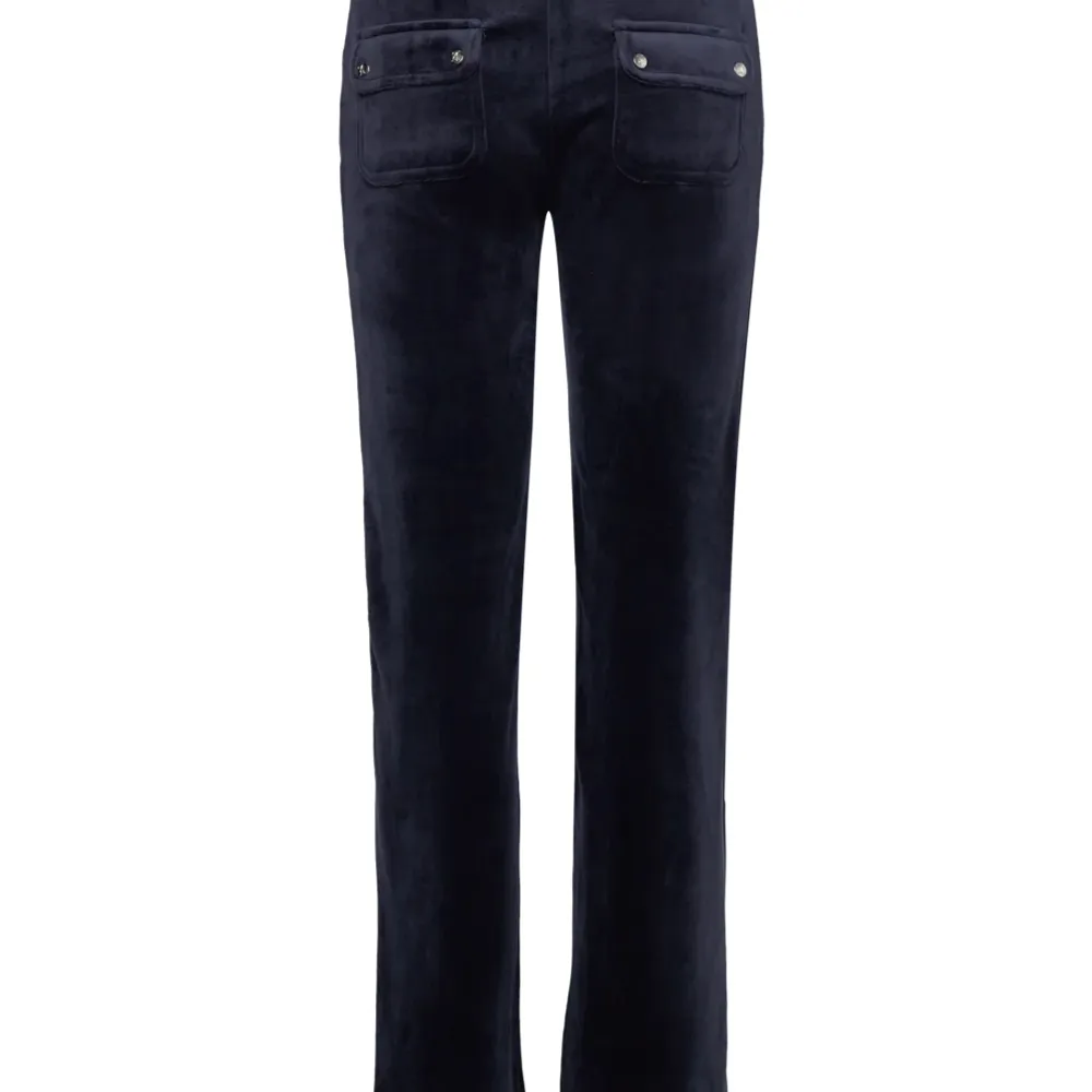 Jättefina juicy byxor i mörkblå färg, väldigt bra skick, skriv privat för fler bilder🥰🥰. Jeans & Byxor.