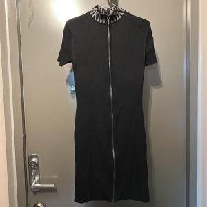 Michael kors klänning  - Storlek L men passar M  Endast använd 3 gånger så den är i nyskick! 