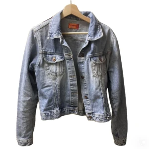 Jeansjacka  - Så fin jeansjacka i perfekt blå färg!❤️storlek L men är mer som en S/M, sitter typ oversize på en XS! Passa på nu när de är fri frakt 