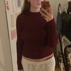 Mesh tröja - Jätte fin tröja i vinröd lila aktig färg med ett mesh material