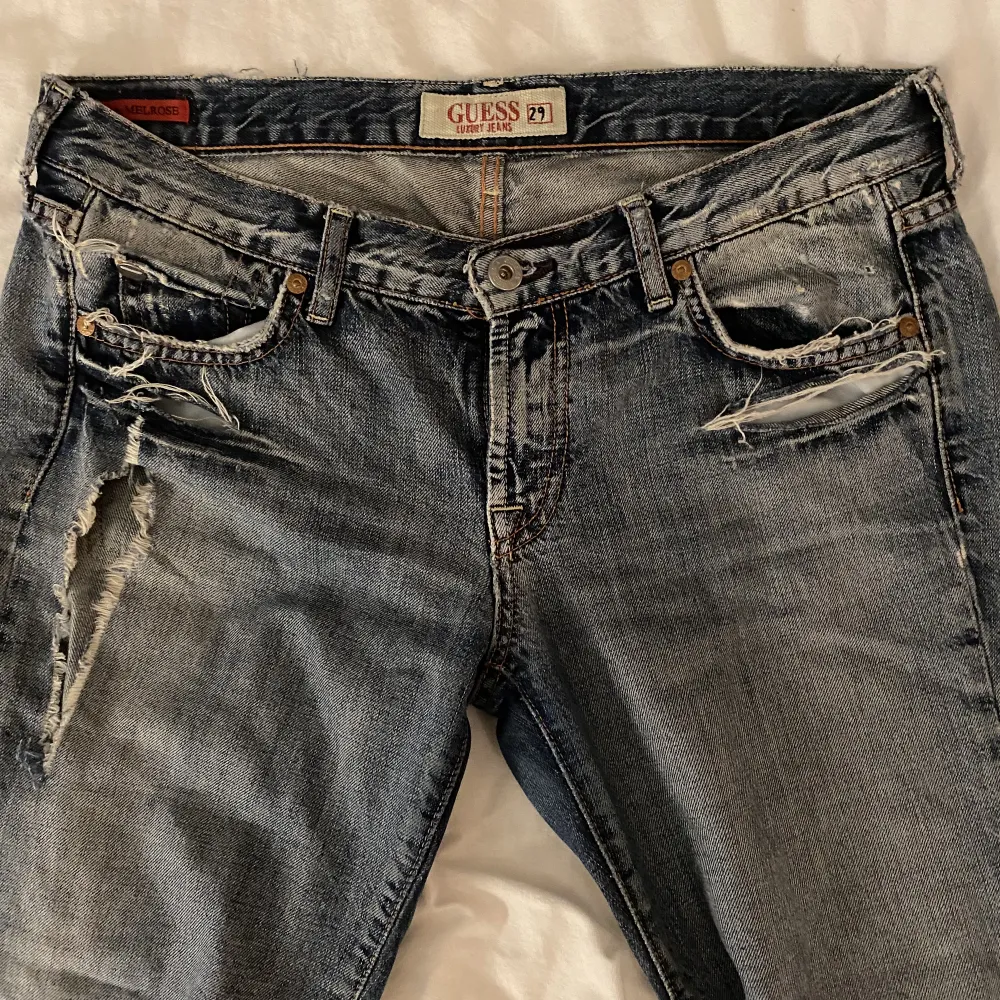 Säljer mina jättesnygga lowwaisted jeans för de är för små på mig nuuu!! Skriv gärna privat för mer bilder❤️❤️❤️. Jeans & Byxor.