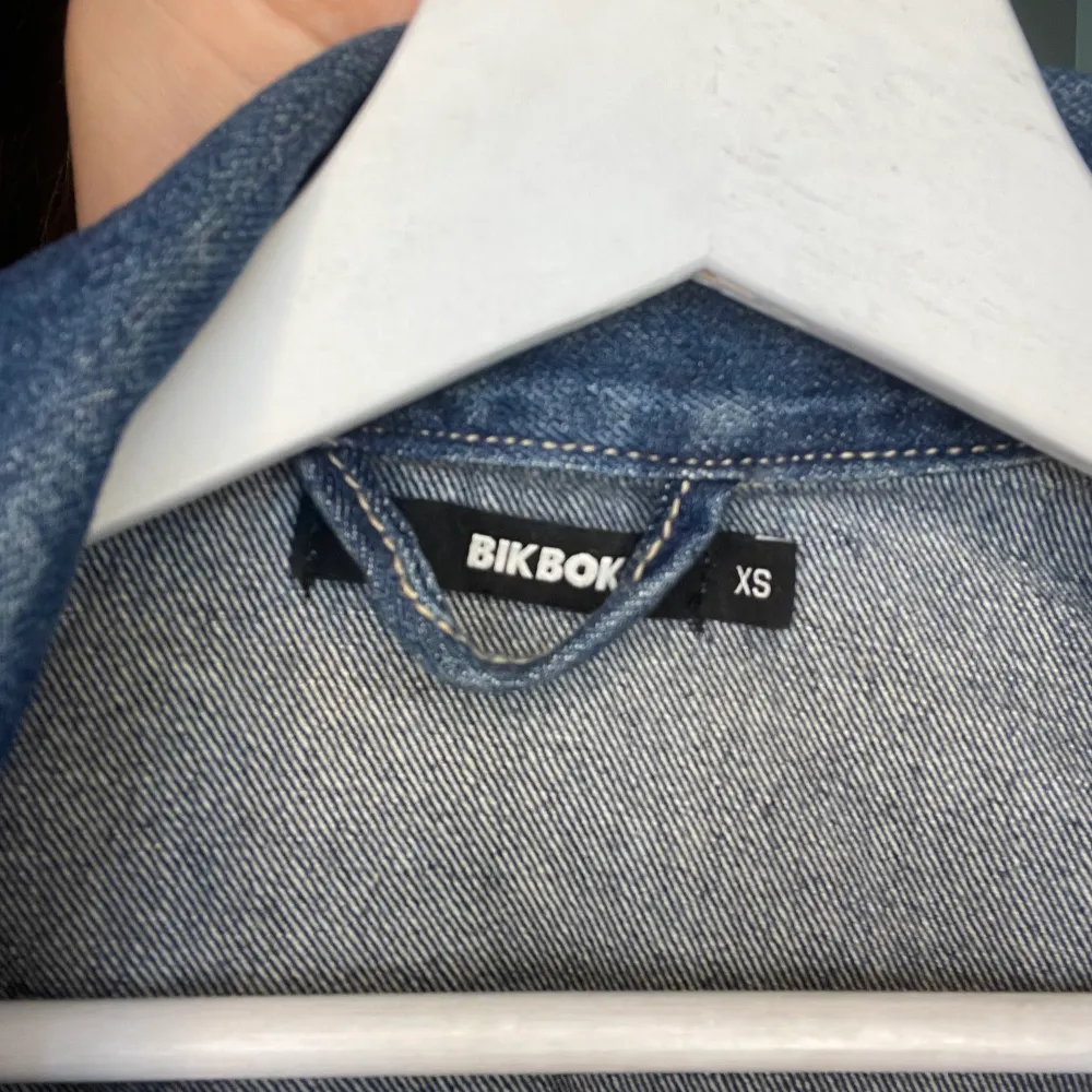 En croppad jeansjacka från bikbok 💙. Jackor.