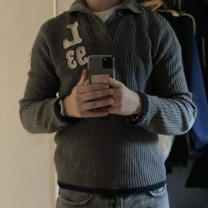 Trendig stickad tröja med krage från L.O.G.G H&M  Skick: bra  Jag är 179