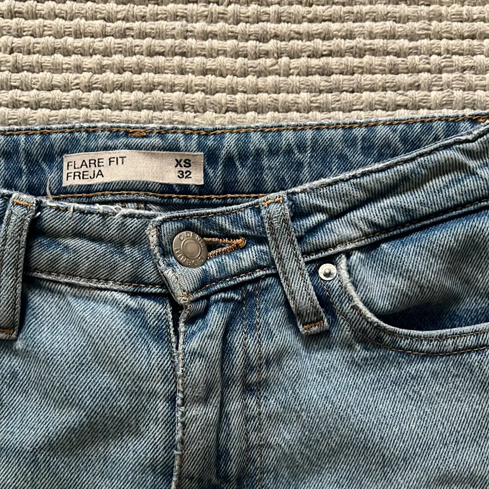 Säljer ett par blå mid waist jeans från Cubus i storlek XS! 🙂 50kr +frakt  . Jeans & Byxor.