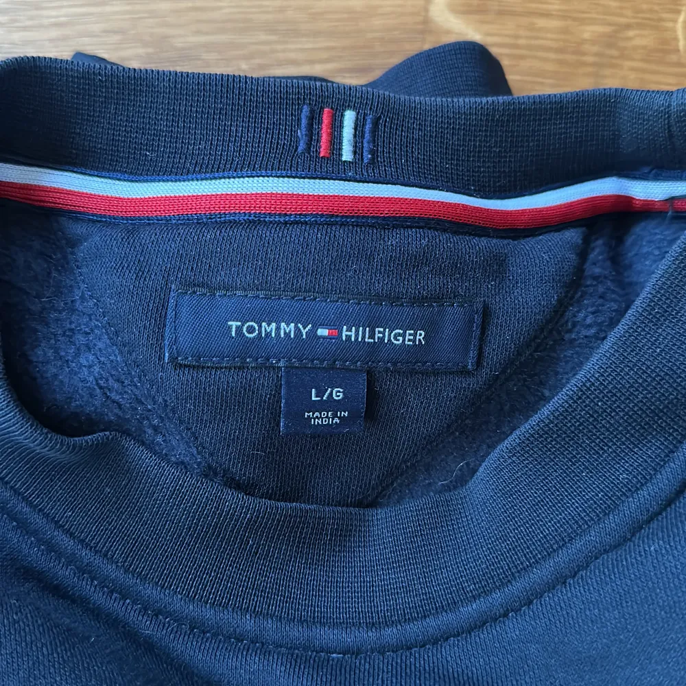 Tommy hilfiger tröja storlek L passar även M, Skick 10/10 nästan aldrig använd Nypris ca 1200. Hoodies.