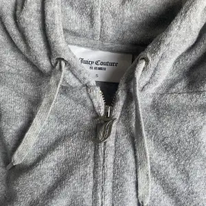 Juicy Couture hoodie i grått, i fint skick storlek s.