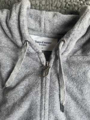 Juicy Couture hoodie  - Juicy Couture hoodie i grått, i fint skick storlek s.