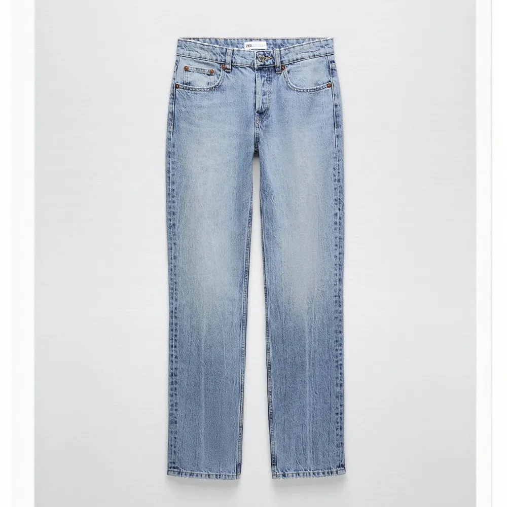 Säljer dessa populära jeans från zara som inte längre finns, dem är låg midjade . Jeans & Byxor.