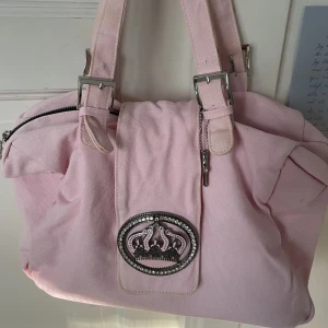 Väska - En jättefin väska som tyvärr inte kommer till användning. Lite missfärgad i kanterna men inget man tänker på tycker jag. Påminer lite om Victoria Beckham. 100kr + frakt 💞