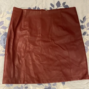 Skinnkjol - Riktigt snygg vinröd skinnkjol som jag tyvär behöver sälja pga förstor storlek💗