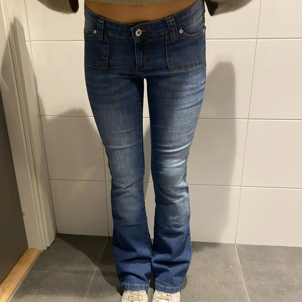 Säljer dessa snygga knappt använda jeans som är lågmidjade med snygga fickor. Jeans & Byxor.