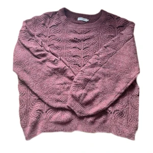 Stickad tröja  - Så snygg röd stickad tröja men säljer då jag inte har använt den på ett tag. Den är superskön och mjukt material, inte stickigt. Storlek M men passar L också för den e ganska oversized. Skriv för frågor🫶