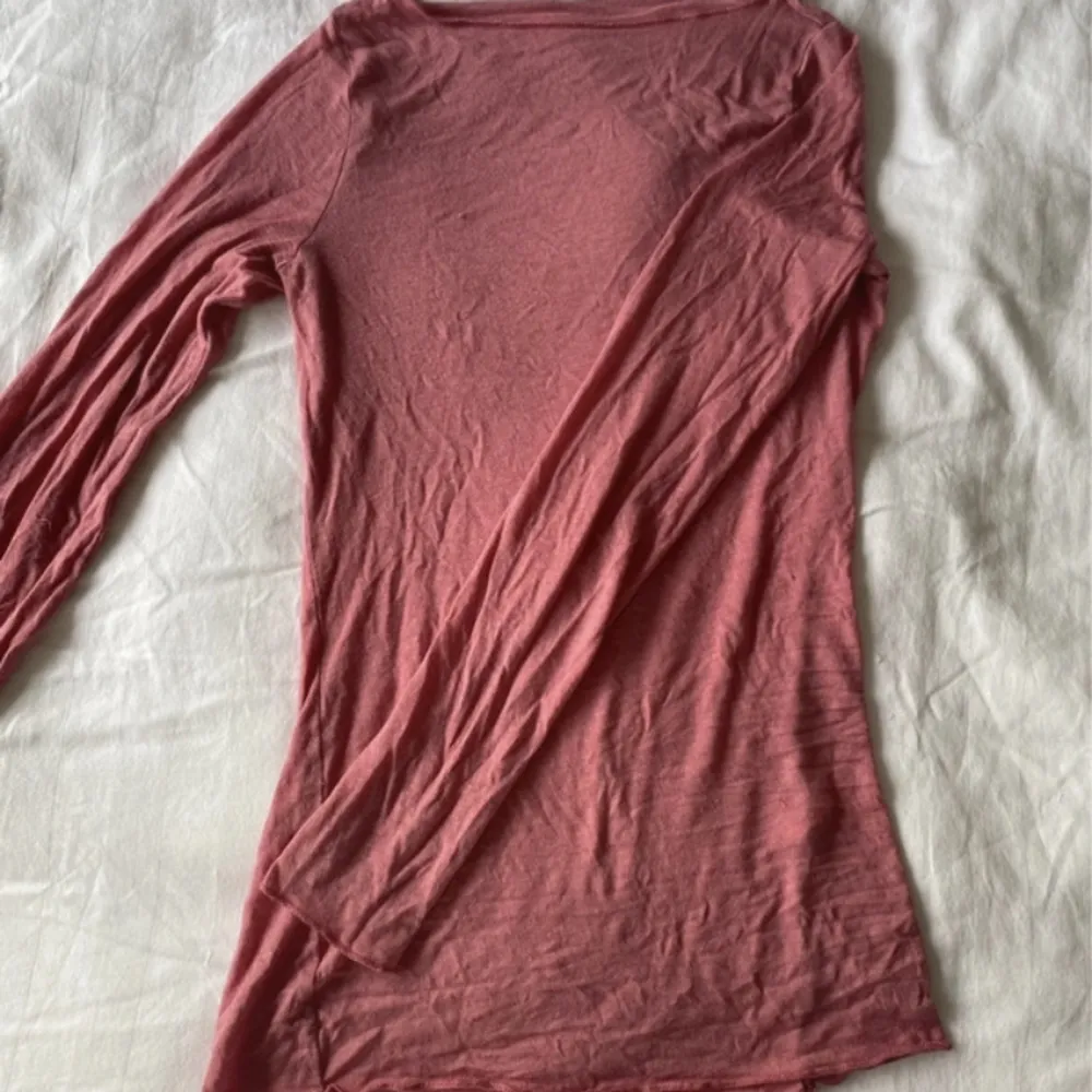en jätte fin röd intimissimi tröja i storleken S. köpt begengnad innan och den sista 2 bilderna är lånade från den jag köpte utav, inga hål eller något annan på tröjan!❤️. Toppar.