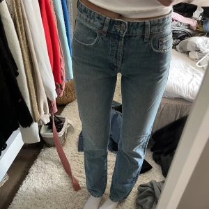 Jeans - Knappt använda jeans ifrån Zara. Medel hög midja och superfin fit. 