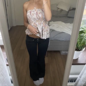 Lågmidjade svarta jeans - Säljer dessa low waist svarta jeans från Only då de inte var min stil😻Tjejen jag köpte dem ifrån hade sytt igen en tidigare slits på byxorna som man inte ens märker av. Midjemått: 70cm men de är STRETCHIGA. Innebenslängd: 77 cm. Direktpris: 400 kr