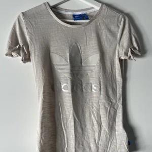 T-shirt adidas - Tunn t-shirt. Knappt använd.