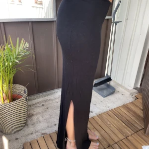 Långkjol - Svart långkjol från ginatricot med slits på ena sidan🤍