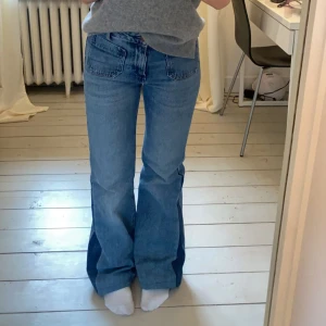 Bootcut jeans - Sååå snygga Wrangler jeans 💙💙storlek 26/32. Midja: 35 cm innerbensmått: 73 cm (uppsydda så går att förlänga till 77 cm) BUD PÅ 360
