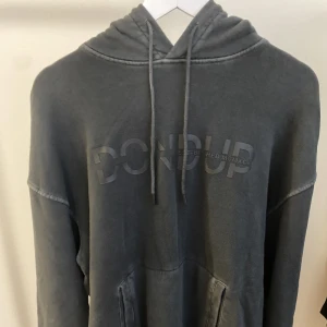Dondup hoodie  - Svart dondup hoodie i 9/10 skick, ny pris 2400kr, kan gå ner i pris för en snabb deal