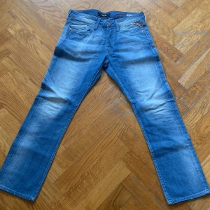 Replay jeans - Säljer dessa replay jeans e mycket bra skick. Storleken är runt 30/30. Nypris ca: 1500kr mitt pris: 399kr.