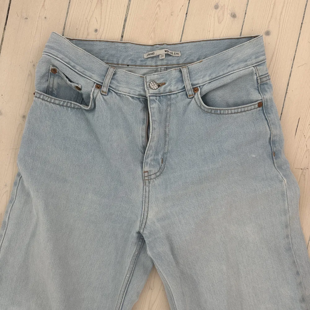 Storlek 29, funkar supersnyggt som oversize jeans om man är en mindre storlek. Något slitna vid kanten.  KONTAKTA MIG INNAN KÖP  💗. Jeans & Byxor.