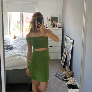 Klänning - Grön klänning från Gina, lappen är kvar. Nypris 399