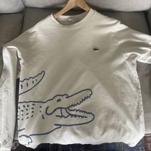 Lacoste tröja - Tja säljer denna sällsynta Lacoste sweatshirten. Den är i storlek L men passar mycket bra till M. Skick 10/10