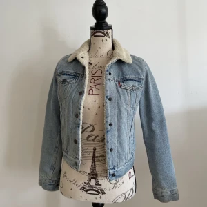Levi’s Sherpa Trucker Jacket Women’s - Knappt använd och i fint skick. Nypris 1500kr. Pris kan diskuteras:)