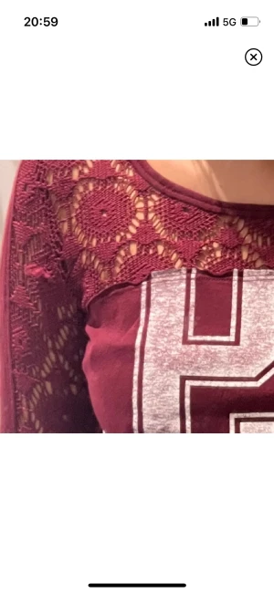 Långärmad  - Tröja med spetsliknande detaljer från hollister storlek xs. Rundad nertill 