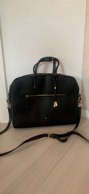 Datorväska  - I princip helt ny. Säljs pga att jag har bytt jobb och behöver inte väskan längre. Inga märken eller defekter. Mått: 39x29x5 cm
