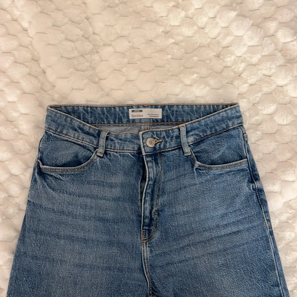 Jeans byxor från berska, passar dig som är lite längre (170-176) 💕 högmidjade med slits . Jeans & Byxor.