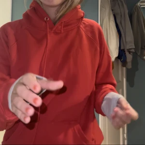 Hoodie  - Röd bikbok basic hoodie 