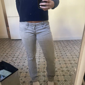 LTB jeans - Säljer nu dessa populära gråa low waist jeansen från LTB!! Storleken är W26 L32 och i modellen Valerie💓De är i använt skick och därav de små slitningarna på insida lår (se sista bilden). Buda gärna o hör av er vid frågor!