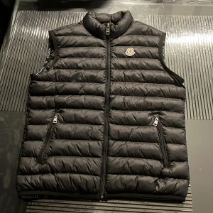 Moncler väst - Helt ny skick, inga skador. Fler bilder finns om man är intresserad. Storleken är runt S/M (Moncler storlek:1)