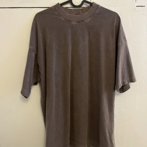 Oversize T-shirt - Brun oversize tshirt storlek S från Junkyard. Nyskick.