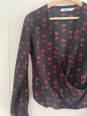 Topp/ blus  - Topp/blus från Nakd🤍. Knuten i armarna. Så snygg till hösten🍁